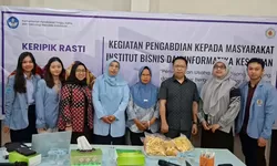 IBI Kesatuan Tingkatkan Daya Saing UMKM Keripik Rasti Melalui Inovasi Produksi, Keuangan, dan Pemasaran Digital