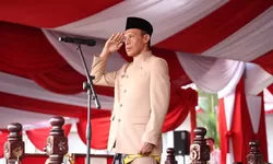 Wakil Bupati Jaro Ade Pimpin Upacara Penurunan Bendera HUT ke-80 RI di Cibinong
