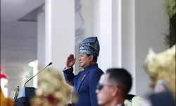 Beskap Biru dan Tanjak Melayu, Gaya Adat Prabowo Saat Upacara Penurunan Bendera