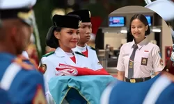 Mengenal Aliah Sakira, Siswi Makassar Pembawa Baki Penurunan Bendera di Istana Merdeka