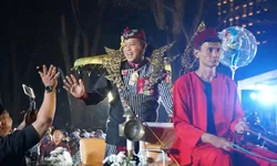 Tri Adhianto Kenakan Busana Kerajaan Sunda Sri Maharja Tarusbawa di HUT ke-80 Jawa Barat, Harris Bobihoe Tampil Adat Bekasi