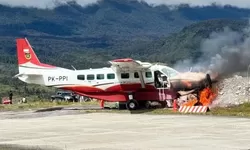 Pesawat Amole Air Tergelincir di Bandara Ilaga, Hantam Pos Kopasgat dan Terbakar