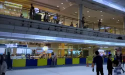 Keseruan Bermain Ice Skating di Mall Taman Anggrek dan Nikmati Voucher Ramen