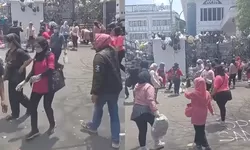 Massa Lempar Sampah ke Gerbang DPRD Jabar Sebagai Bentuk Protes