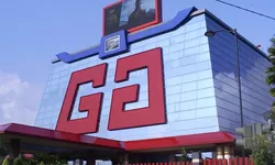 Viral Video Ratusan Buruh PT Gudang Garam Tbk Menangis Usai Terkena PHK