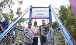 XLSMART Bangun Jembatan JEMARI di Sukabumi, Warga Kini Punya Akses Aman
