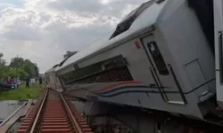 Kisah di Balik Anjloknya KA Purwojaya di Bekasi