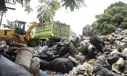 Pemkot Bandung Kebut Angkut 150 Meter Kubik Sampah Menggunung di Eks TPA Dago