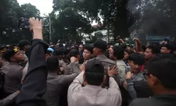 Aksi Mahasiswa di Depan Istana Bogor Diwarnai Aksi Saling Dorong