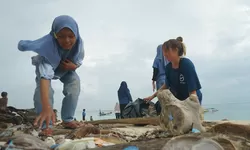 FOTO: Aksi Bersih di Pantai Marumasa Kabupaten Bulukumba, Wujud Peduli Lingkungan