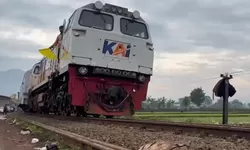 Evakuasi Cepat Pasca Tabrakan KA, Rel Cicalengka-Haurpugur Kini Aman Dilintasi, Penumpang Berangkat Lagi!