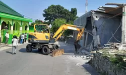 Sengketa, Satpol PP Semarang Robohkan Bangunan Kios di Bambankerep Semarang