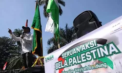 Ratusan Mahasiswa Ikuti Aksi Bela Palestina di Bandung