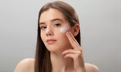 5 Cara Pakai Pelembap yang Tepat Sebelum Menggunakan Make up, Salah Urutan Riasan Bisa Hancur!