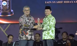Prof. Oman Fathurahman Raih IKALUIN Award 2026