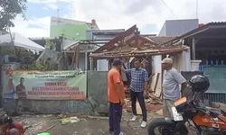 Anggota DPRD Kota Bekasi Cek Perbaikan Rumah Tidak Layak Huni