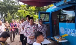 Hari Pertama Kerja 2025, Pj Bupati Bogor Bachril Bakri Tinjau Pelayanan di Disdukcapil