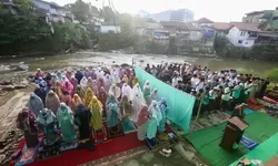 Salat Idulfitri 1446 Hijriyah di Tepi Sungai Cisadane Bogor