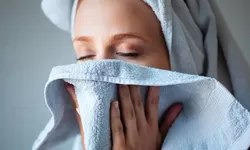 7 Bahaya Keringkan Wajah Dengan Handuk, Simak Penjelasannya
