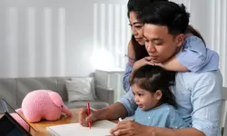 Bahaya Orangtua Bermesraan di Depan Anak, Waspadai Hal Ini