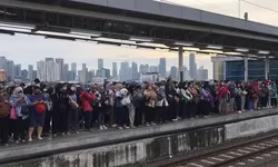 Pengalaman Perjalanan ke Kantor Lebih dari 1 Jam Dapat Menyebabkan Stres, Kamu Salah Satunya?