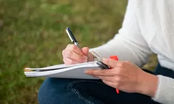 Menulis Puisi Saat Mengalami Masalah atau Rasa Sedih, Ternyata Memiliki Banyak Manfaat Ini loh!