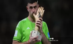 Emiliano Martinez Sakit Telinga Karena Villa Park Sangat Bising!