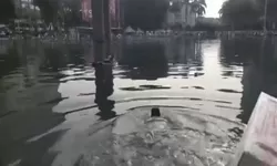 Pria Lansia Ini Menceburkan Diri di Kolam Bundaran HI: Akhirnya Dibawa ke Rumah Sakit Dengan Ambulans