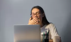 Cara Tetap Sehat Meskipun Duduk Lama di Depan Laptop