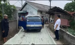 Pantau Betonisasi Jalan Cikeas Ilir, Kades Ciangsana Pastikan Pembangunan Berjalan