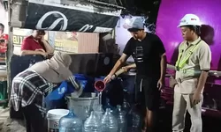 Peduli Warga Terdampak Kekeringan, Kiwin Bantu Air Bersih di Klapanunggal