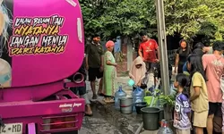 CV Kiwindjalil 99 dan PT Gonon Perkasa Putra Salurkan Air Bersih di Klapanunggal