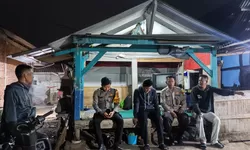 Jaga Lingkungan Tetap Kondusif, Personil Polsek Cikijing Sambangi Pos Satkamling Desa Sukamukti.