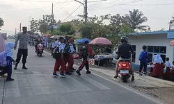 Gatur Pagi, Personel Polsek Cikijing Berikan Pelayanan Kepada Anak-Anak Sekolah dan Masyarakat Pengguna Jalan