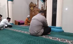 Sampaikan Imbauan Kamtibmas Usai Shalat Subuh, Bhabinkamtibmas Polsek Panyingkiran Sambangi Jamaah Masjid Darussalam Desa Karyamukti