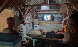 Jaga Kondusifitas Lingkungan Malam Hari, Bhabinkamtibmas Polsek Panyingkiran Sambangi Satkamling Desa Binaannya