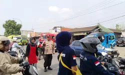 Kawal Jam Pulang Kerja Karyawan Pabrik, Polsek Dawuan Gelar Gatur Lalin PH Sore di Depan PT Leetex Garment Sinarjati