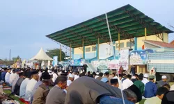 Lebaran di Majene, Bupati dan Ribuan Jamaah Padati Stadion Prasamya - Pesan Persatuan Menggema
