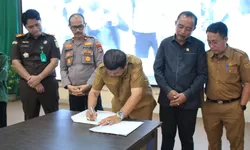 Bukan Sekadar Musrenbang, Cara Parimo Kejar Angka Kemiskinan Lewat Mesin Pertanian