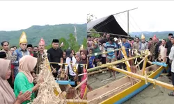 Gaya Kompak Pemda Parigi Moutong Jaga Tradisi: Rumah Adat Dibangun, Narkoba Diberantas