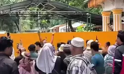 Tagih Bansos Jadup, Warga Langkat Robohkan Gerbang Kantor Bupati: Syah Afandin Janji ke Mensos
