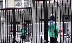 Curang Oknum Ojol Terekam CCTV: Makanan Ditaruh, Difoto, Lalu Dibawa Kabur