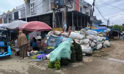 Bau Busuk Karung Sampah di Pasar Pekkabata Polman Lumpuhkan Jual Beli