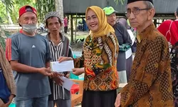 Korban Kebakaran Galung Tengah Majene Terima Bantuan Dana Darurat