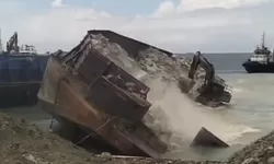 Tongkang Batu Gajah Terbalik di Jetty Labota Morowali, Operator Excavator Selamat Usai Melompat