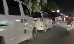 Antrean Panjang di SPBU Kota Palu, Warga Buru Pertalite Hingga Malam