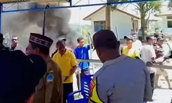 Kecewa Rombongan Pejabat Batal Datang, Warga Lamba Leda Amuk Posko