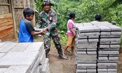Rumahnya Direhab TNI, Bocah 11 Tahun Turut Membantu Melansir Material