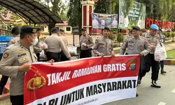 Wujud Nyata Kepedulian, Polres Langkat Bagikan Takjil Jelang Berbuka