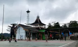 Menunggu Saat Berbuka Puasa, Ini Yang Dilakukan Satgas TMMD Reguler 127 Bersama Pemuda